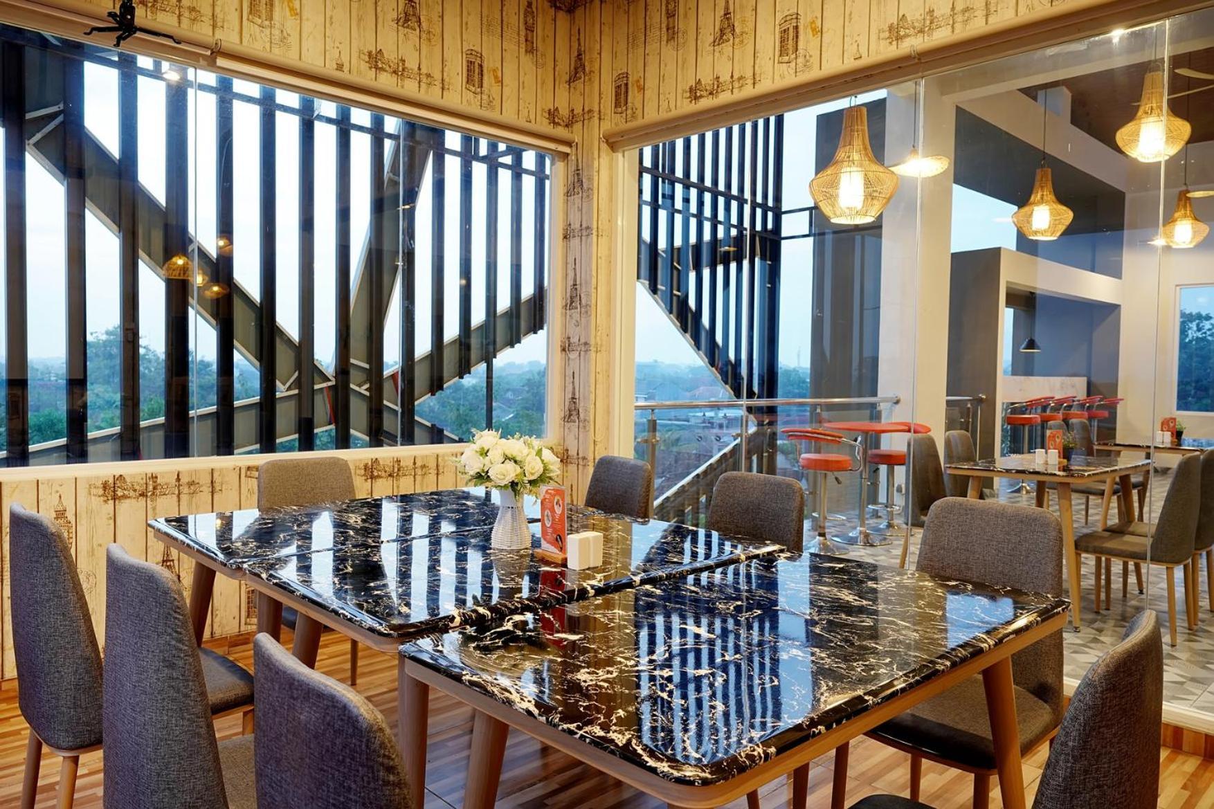 Front One Hotel Sragen Ngoại thất bức ảnh