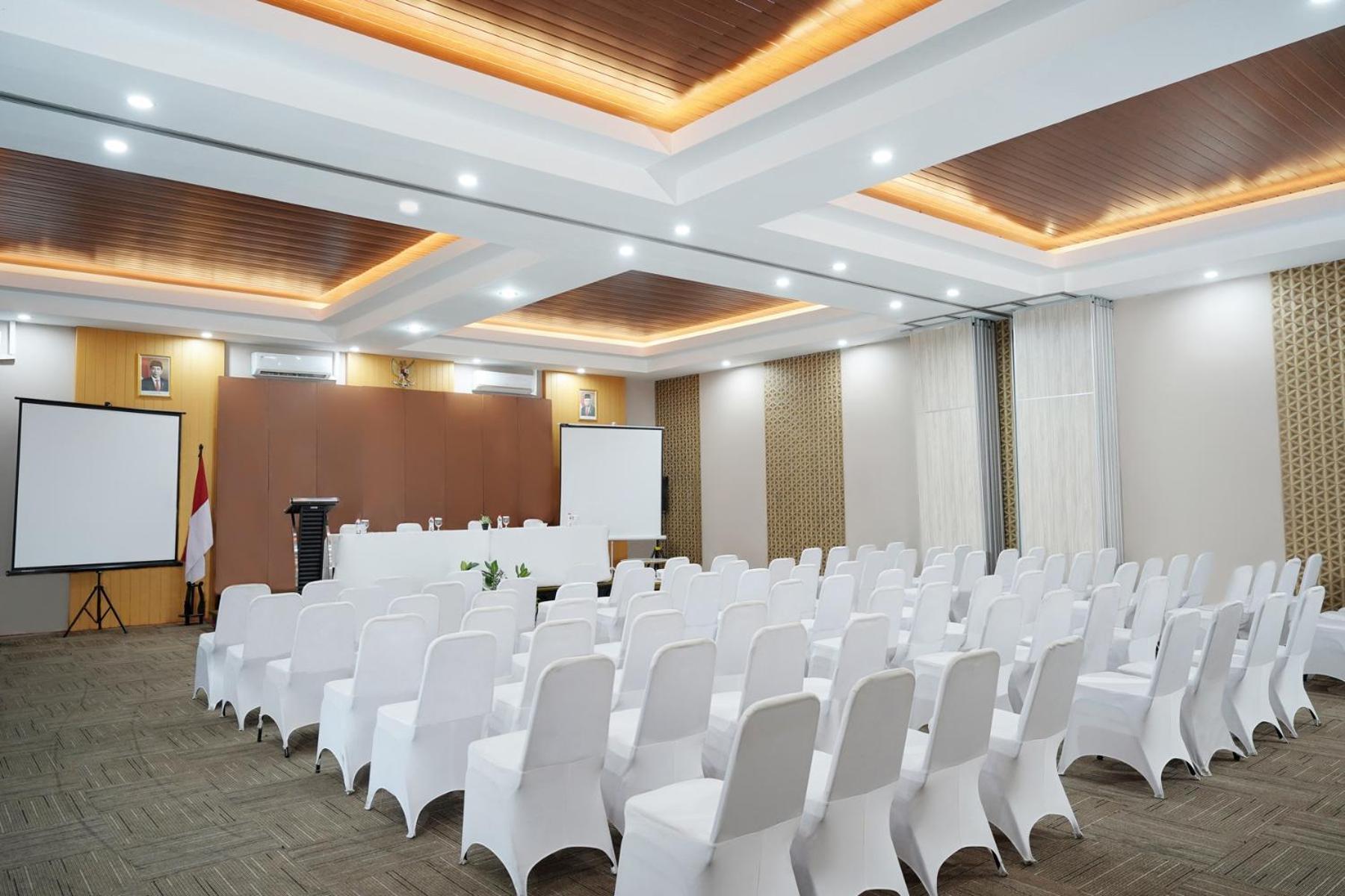 Front One Hotel Sragen Ngoại thất bức ảnh