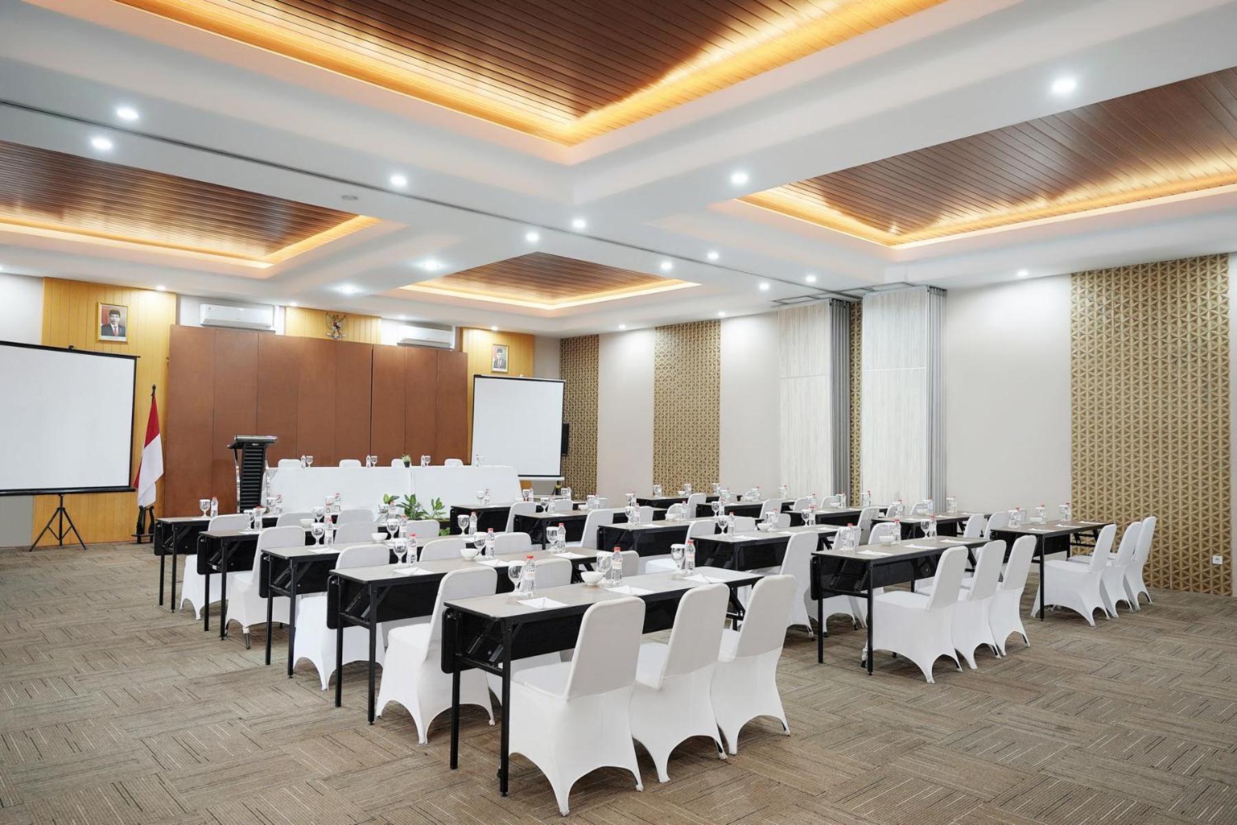 Front One Hotel Sragen Ngoại thất bức ảnh