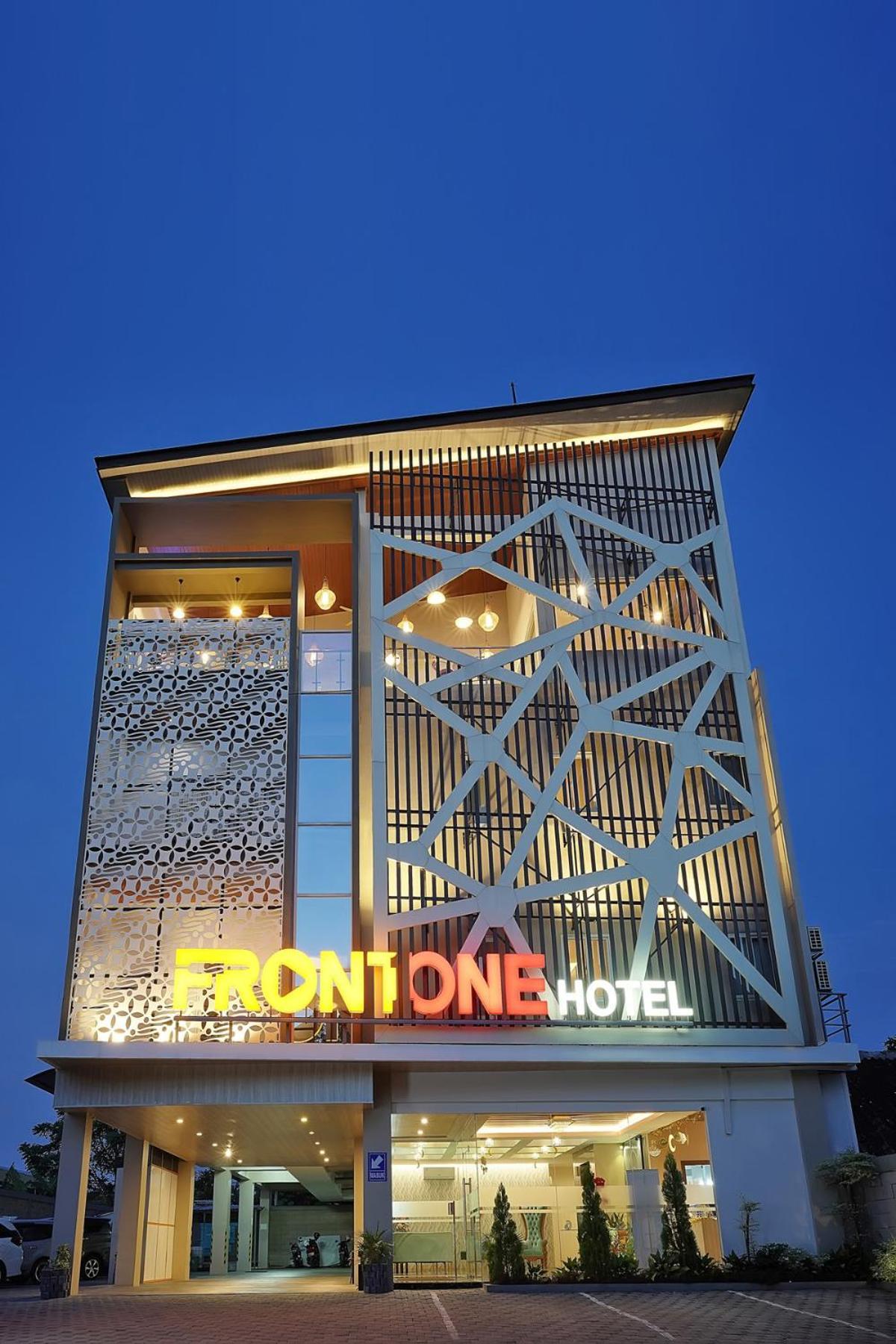 Front One Hotel Sragen Ngoại thất bức ảnh